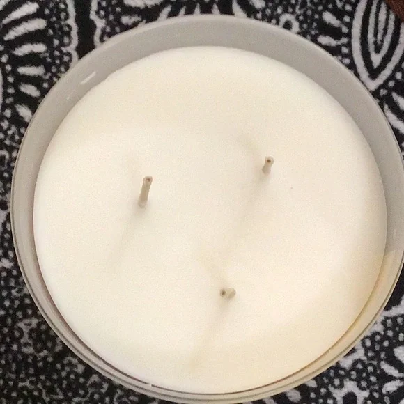 Bath and body works campfire donut candle - Picture 3 of 4